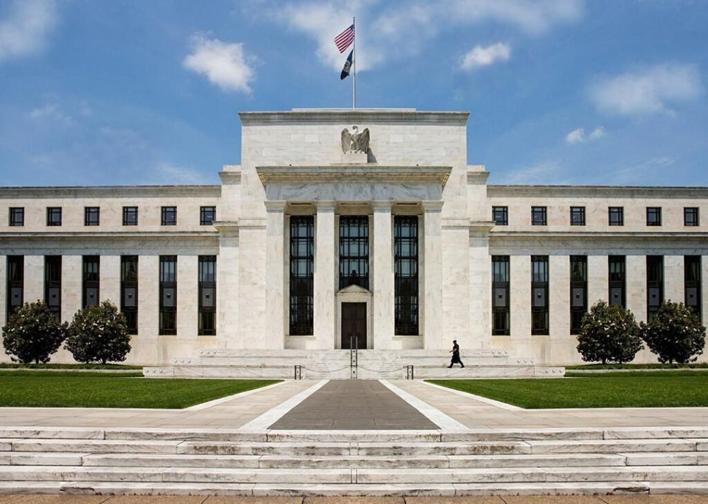 Gold price today outlook as US debt reaches 40 trillion and Treasury yields rise